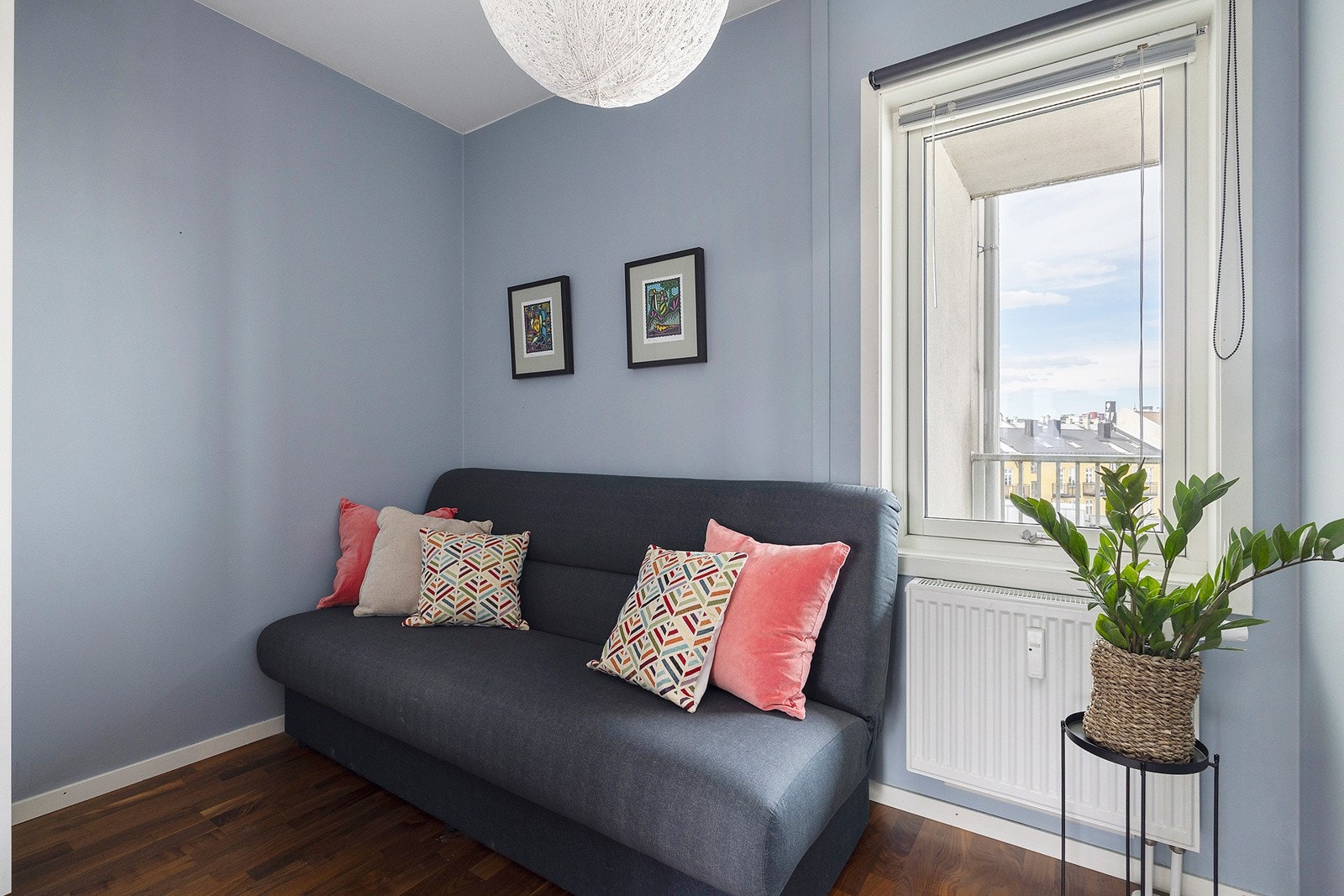 - Det andre soverommet har også garderobeskap, radiator og utgang til brannbalkong - Galleribilde