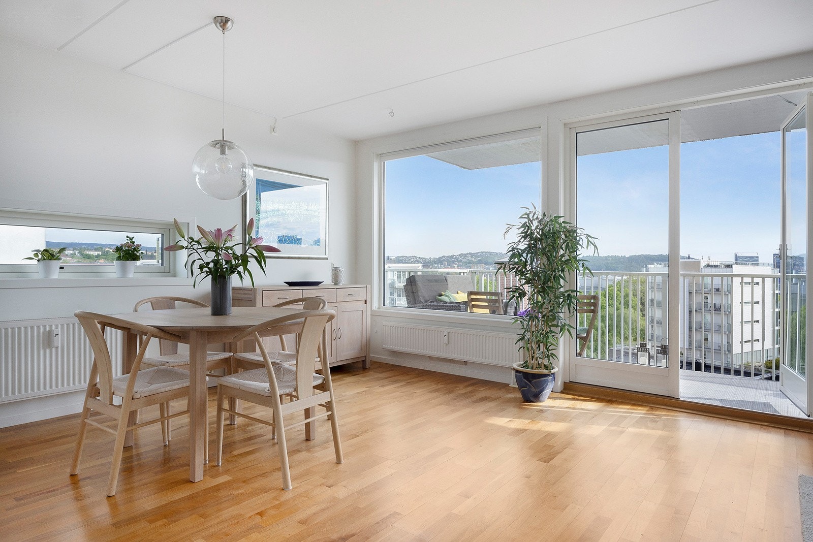 - Leiligheten har vinduer mot tre himmelretninger og oppleves luftig - Galleribilde