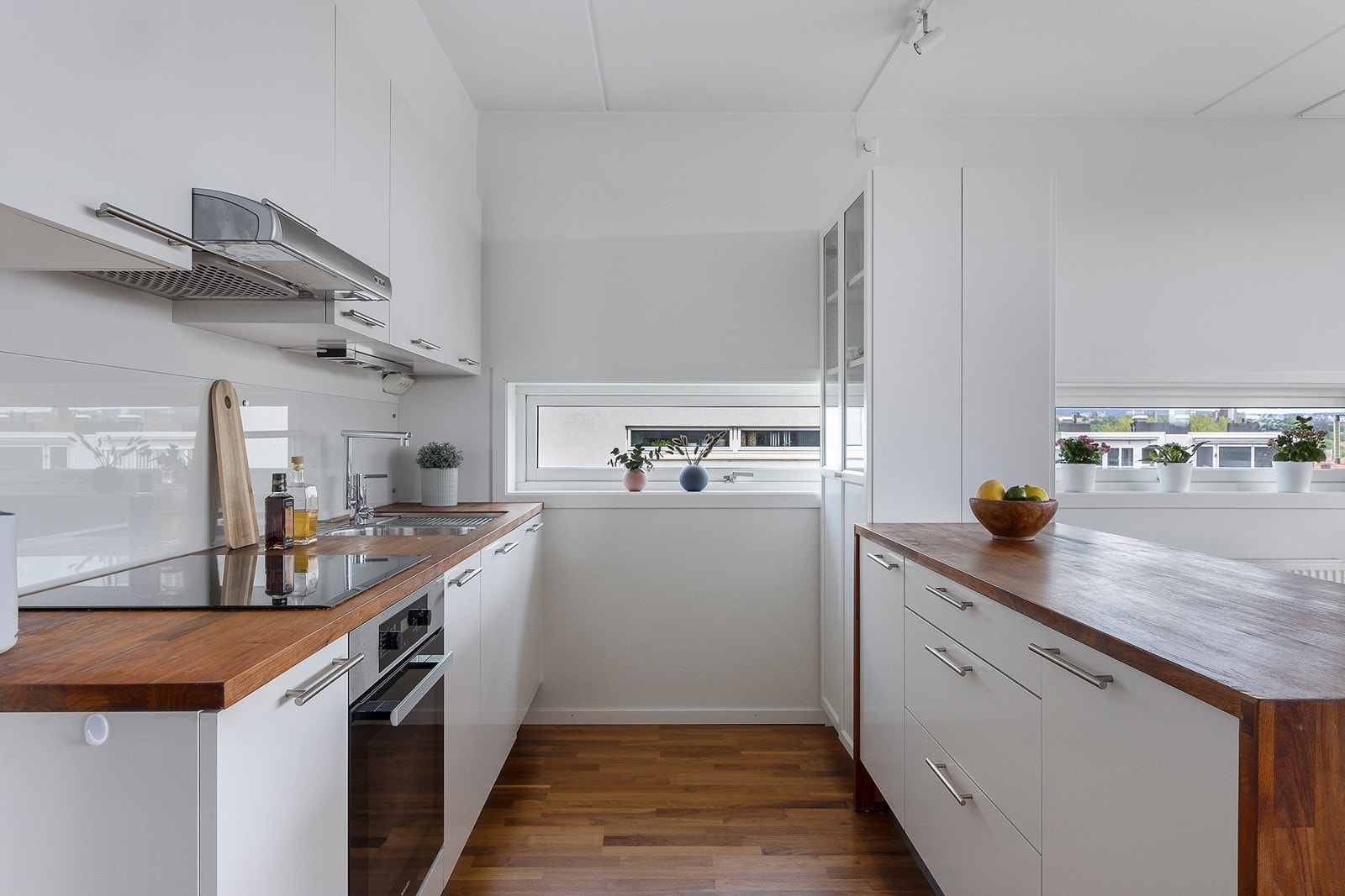 - Kjøkkenet har glatte fronter, heltre benkeplate og hvitevarer som stekeovn, induksjonstopp, oppvaskmaskin og kombiskap med kjøl/frys - Galleribilde