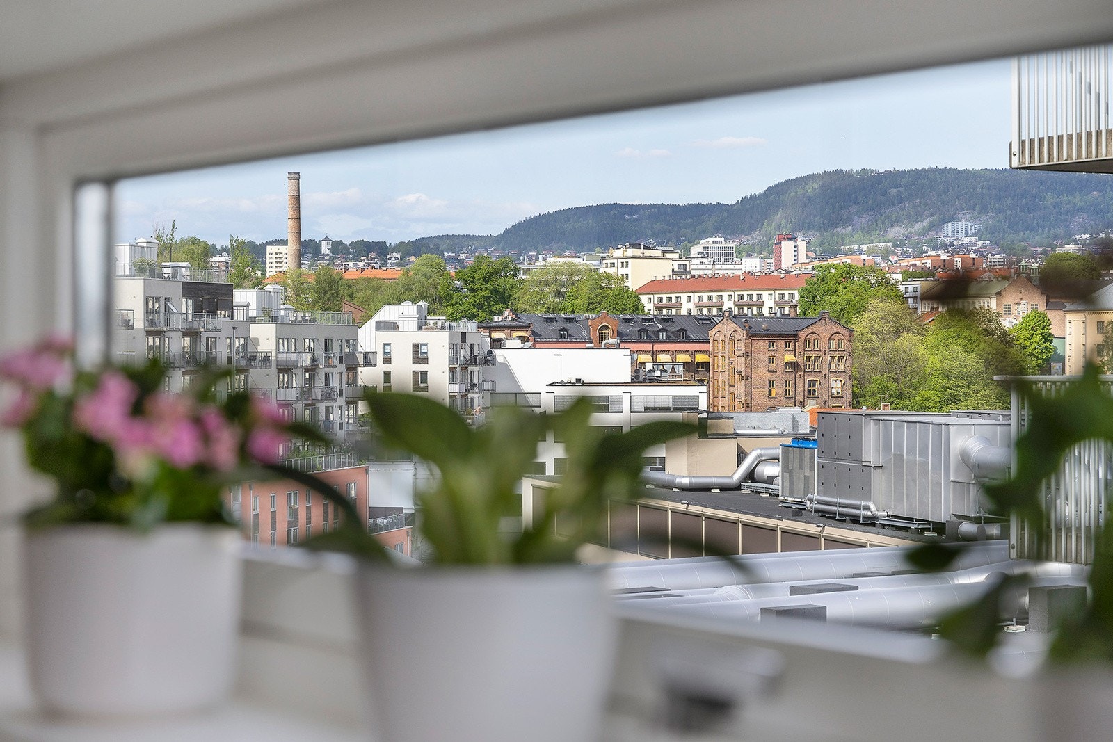 - Leiligheten er oppvarmet med radiatorer under alle vinduer i stue, kjøkken og på begge soverom, samt vannbåren gulvvarme på bad - Galleribilde