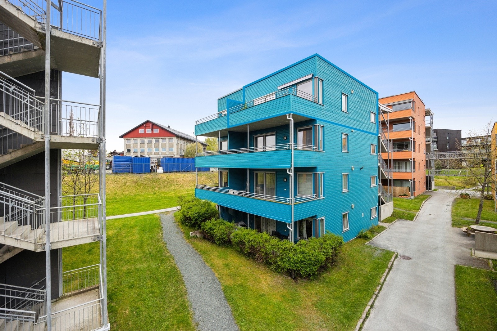 Leiligheten nyter en ypperlig beliggenhet i toppetasjen på det sørøstre hjørnet av bygget. Bygget var nytt i 2008 og har moderne fasiliteter, som blant annet inkluderer balansert ventilasjon og fjernvarme. Galleribilde