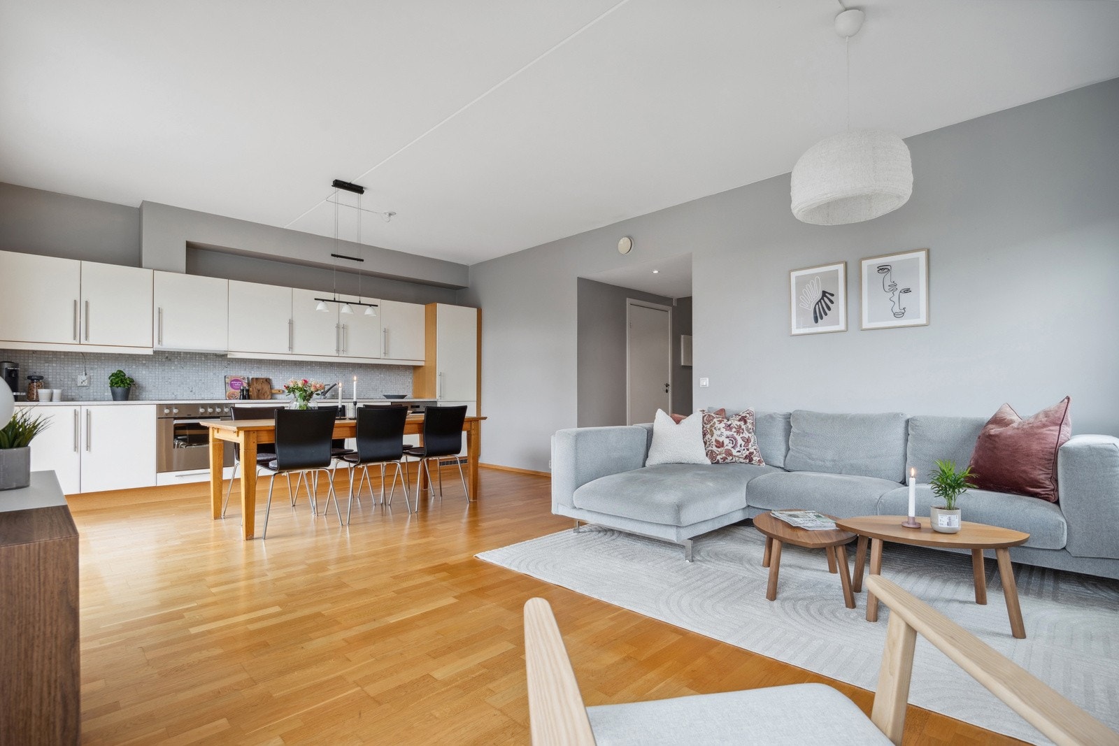 Leiligheten er en del av et veldrevet borettslag som blant annet tilbyr individuell nedbetaling av fellesgjeld. Ved innfrielse av fellesgjelden vil felleskostnadene beløpe seg til kr 5 354,-. Galleribilde