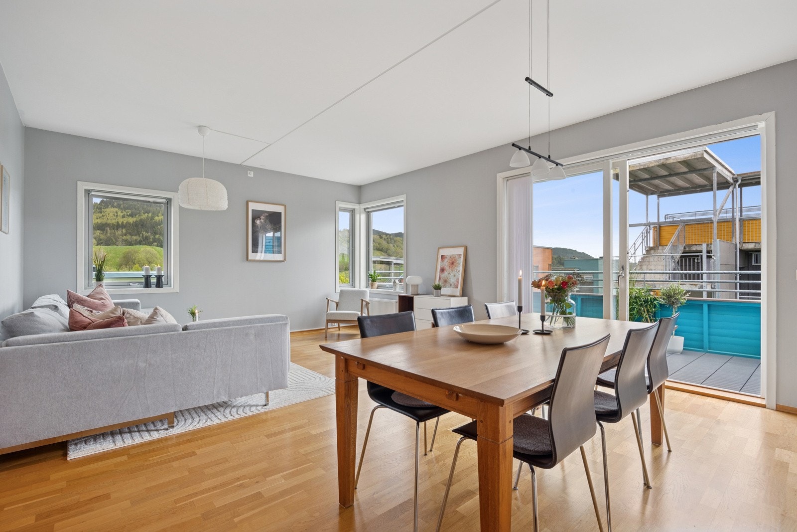 De store vinduene gir et fantastisk lysinnslipp, og beliggenheten i 4. etasje sørger for privatliv og ingen innsyn. Galleribilde