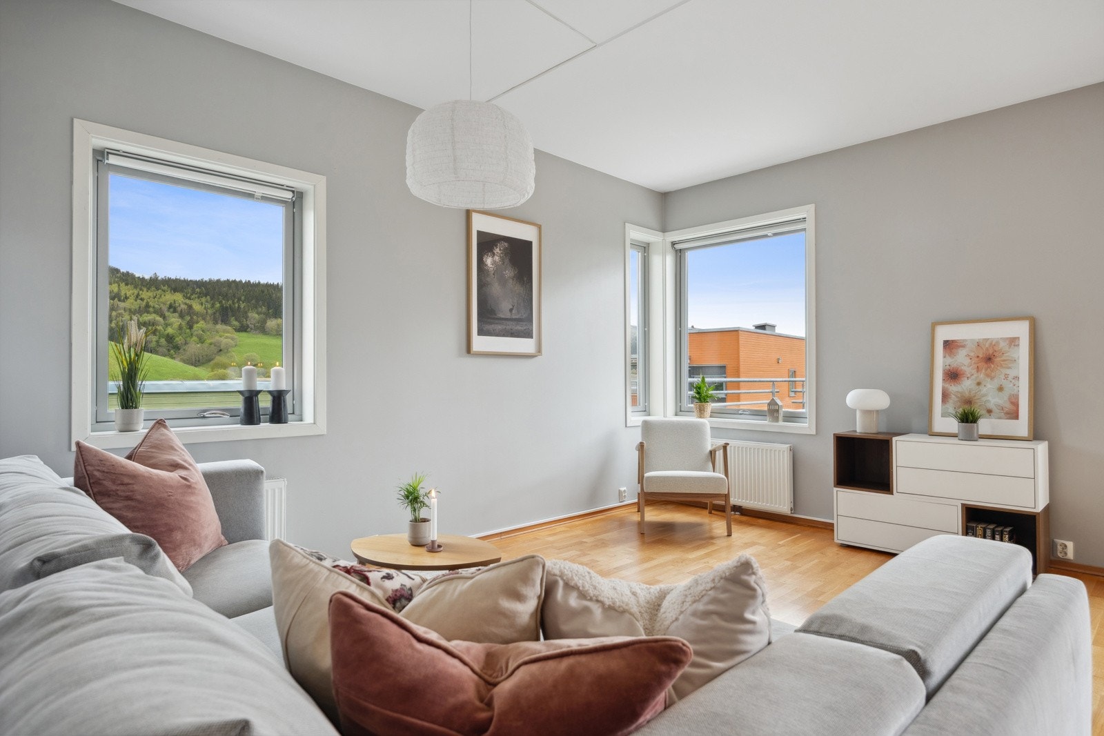 Oppholdsrommet i form av stue og kjøkken måler 31,8 kvm. Galleribilde