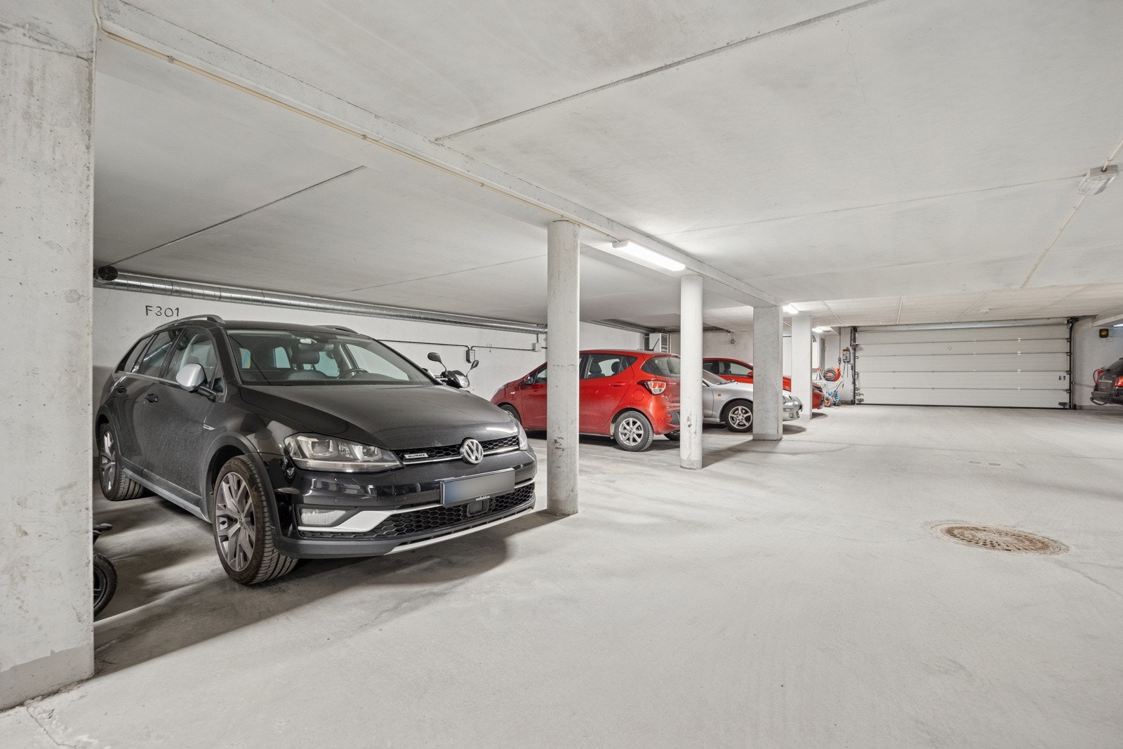Det medfølger egen parkeringsplass i felles garasjeanlegg. Galleribilde