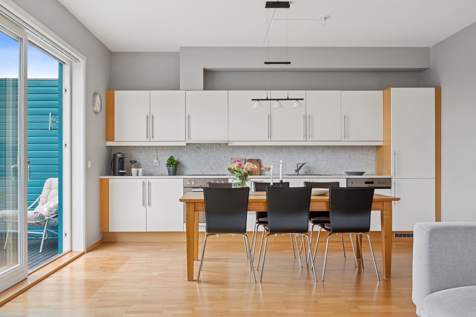 Kjøkkenet har en tidløs innredning, godt utnyttet med overskap, underskap og gode arbeidsflater. Det er medfølgende hvitevarer i form av platetopp, stekeovn, oppvaskmaskin og kombiskap. Galleribilde