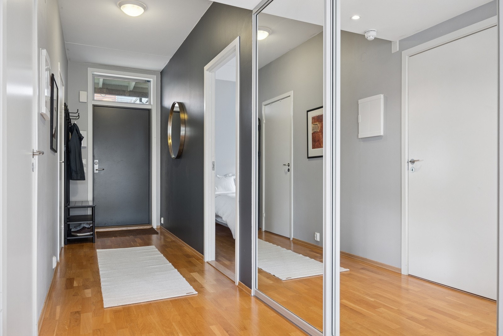 Opp i 4. etasje ønskes du velkommen av et romslig og luftig inngangsparti. Galleribilde