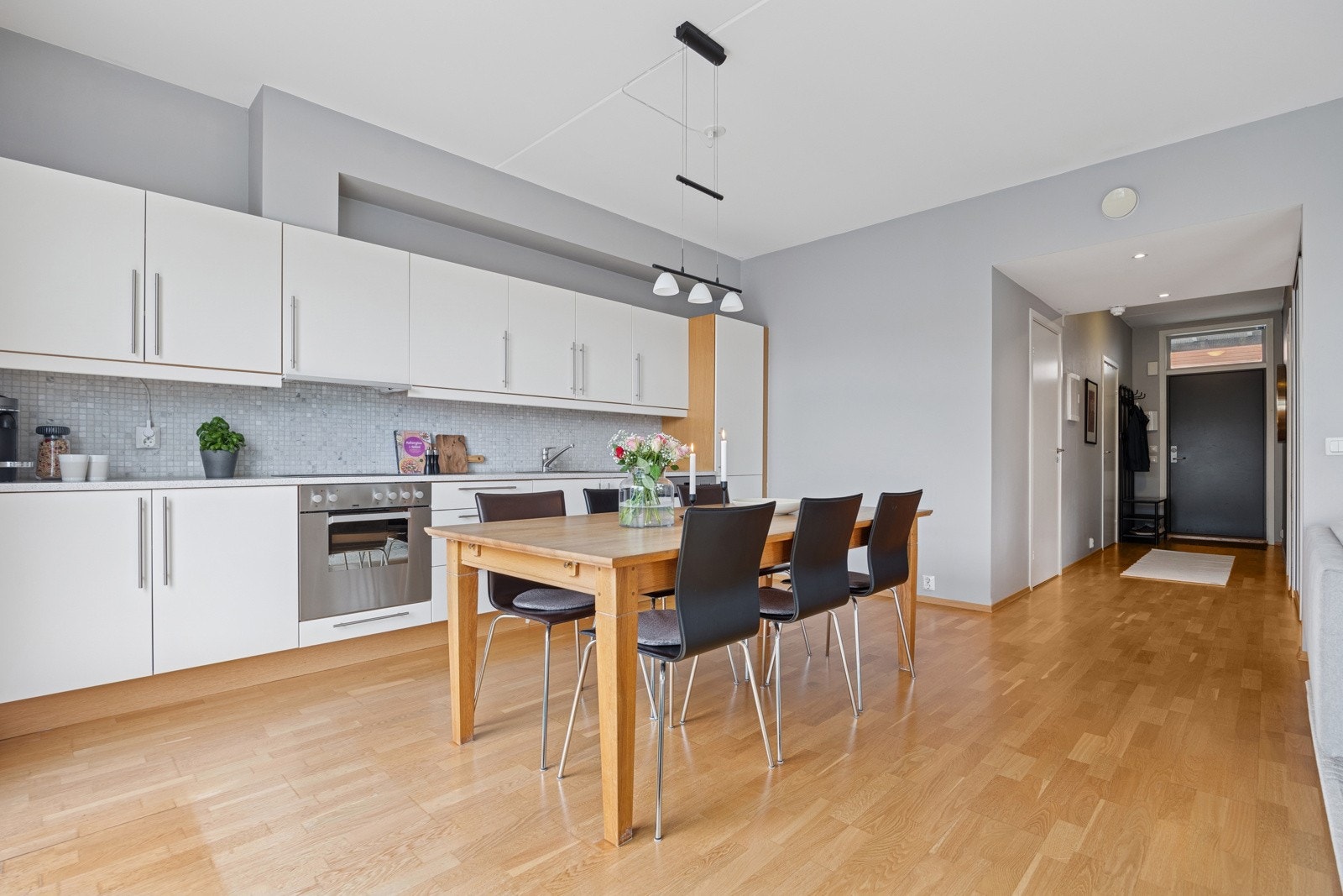 Innvendig fremstår leiligheten innbydende, med behagelige fargevalg på vegger, 3-stavs parkettgulv og god takhøyde. Galleribilde