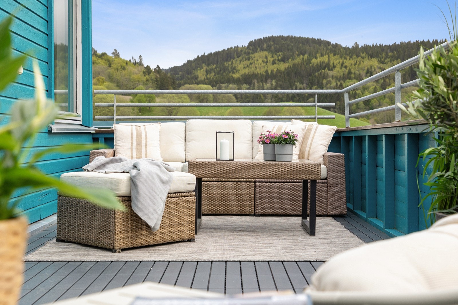 Vendingen mot sør byr på svært gode solforhold, og det er god plass til flere sittegrupper. Galleribilde