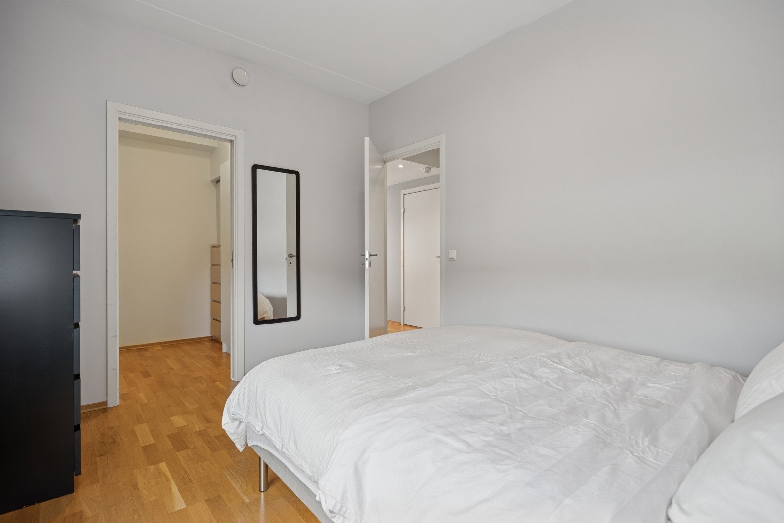 Fra det største soverommet er det adkomst til bod via skyvedør. Her er det gode oppbevarings- og garderobemuligheter. Galleribilde