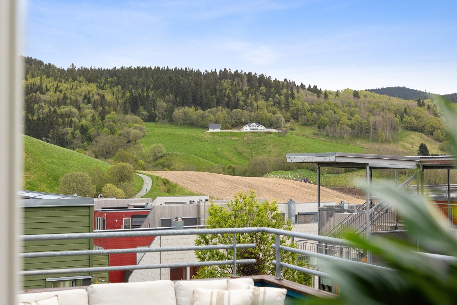 Fra balkongen nyter man nydelig utsikt østover i retning Estenstadmarka. Galleribilde