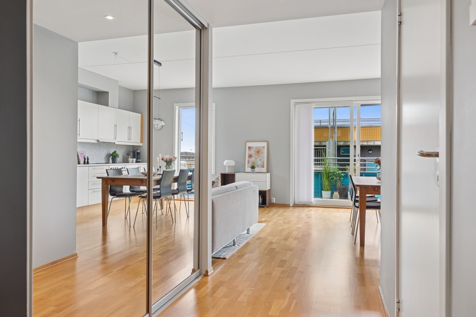 Det er god plass til oppbevaring av klær og sko i en romslig skyvedørsgarderobe. Galleribilde