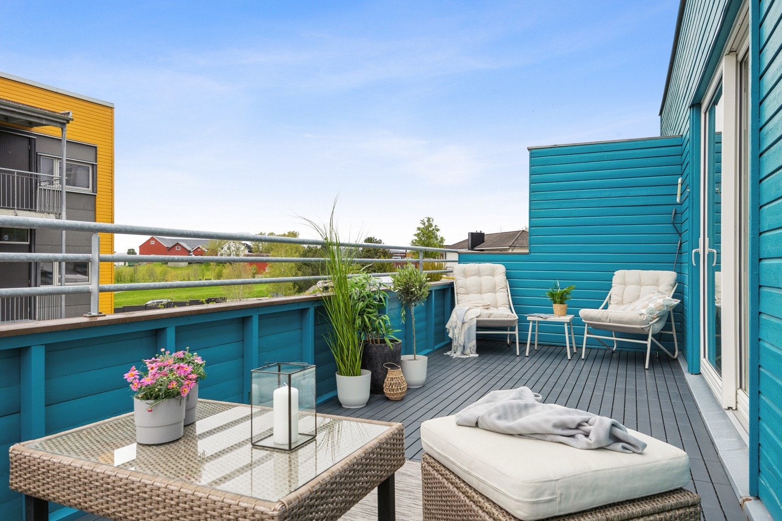 Balkongen er utstyrt med markise og det ble lagt nytt dekke i 2025. Galleribilde