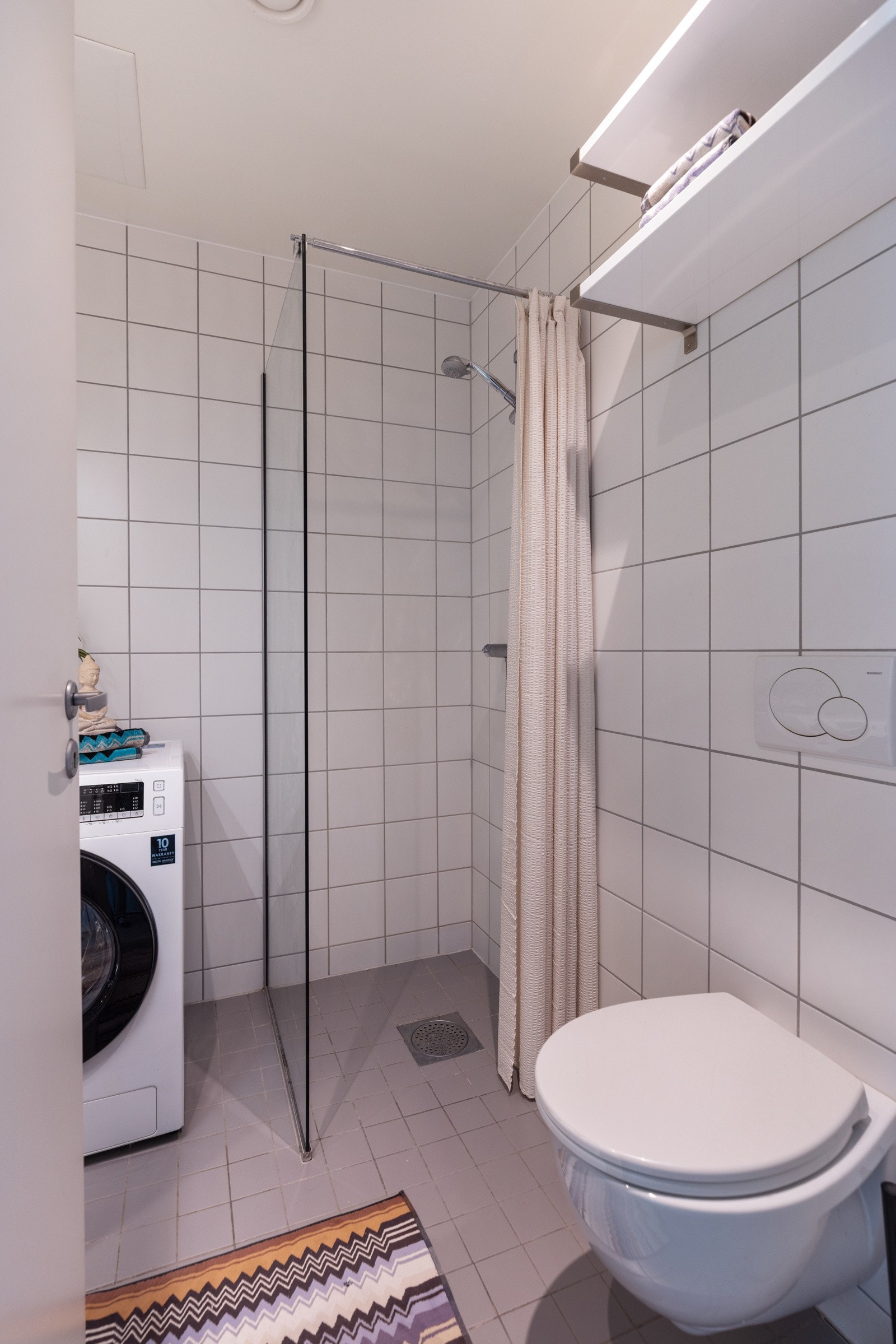 Dusj med glassvegg og vegghengt WC. Varme i gulv. Galleribilde