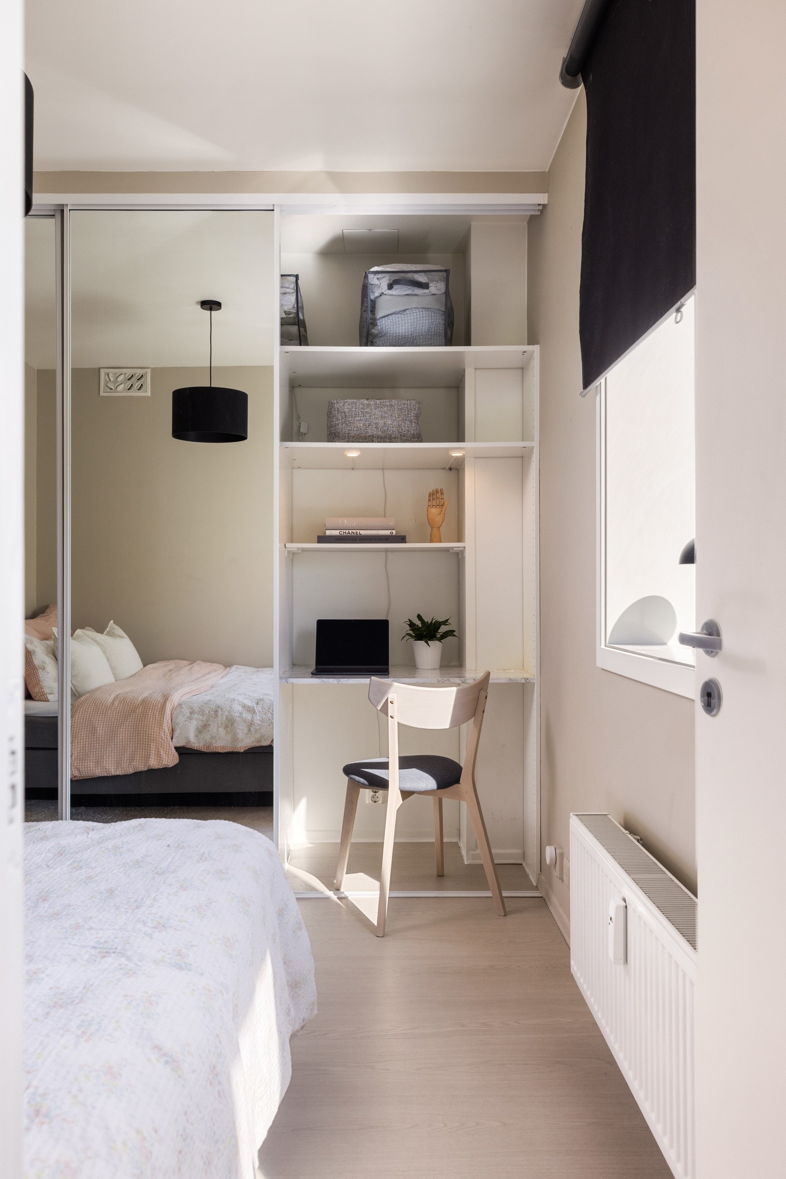 Plassbygget skrivebordsløsning inne i skap. Galleribilde