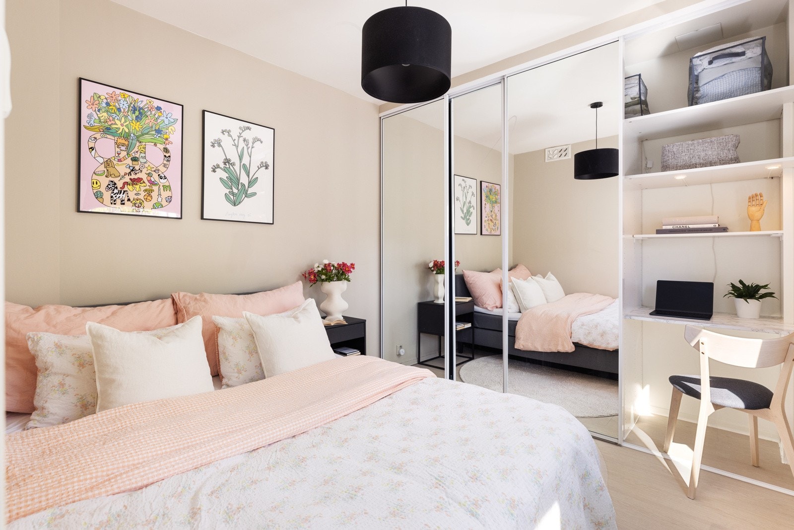 Romslig soverom med skyvedørsgarderobe med speilfront. Galleribilde