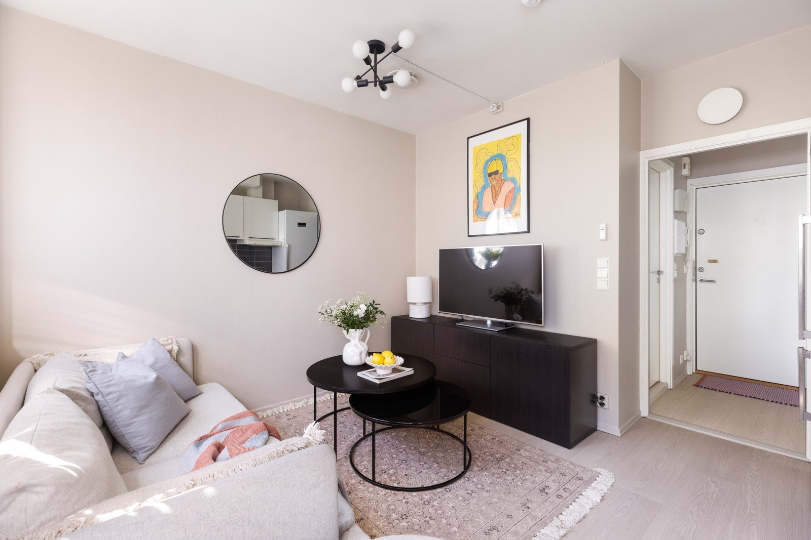 Plass til både sofagruppe og mediemøblement i stuen. Galleribilde