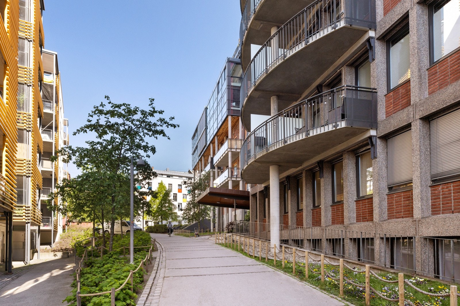 Hellelagte internveier, flott beplantning, skulpturer og flere parker i umiddelbar nærhet! Galleribilde