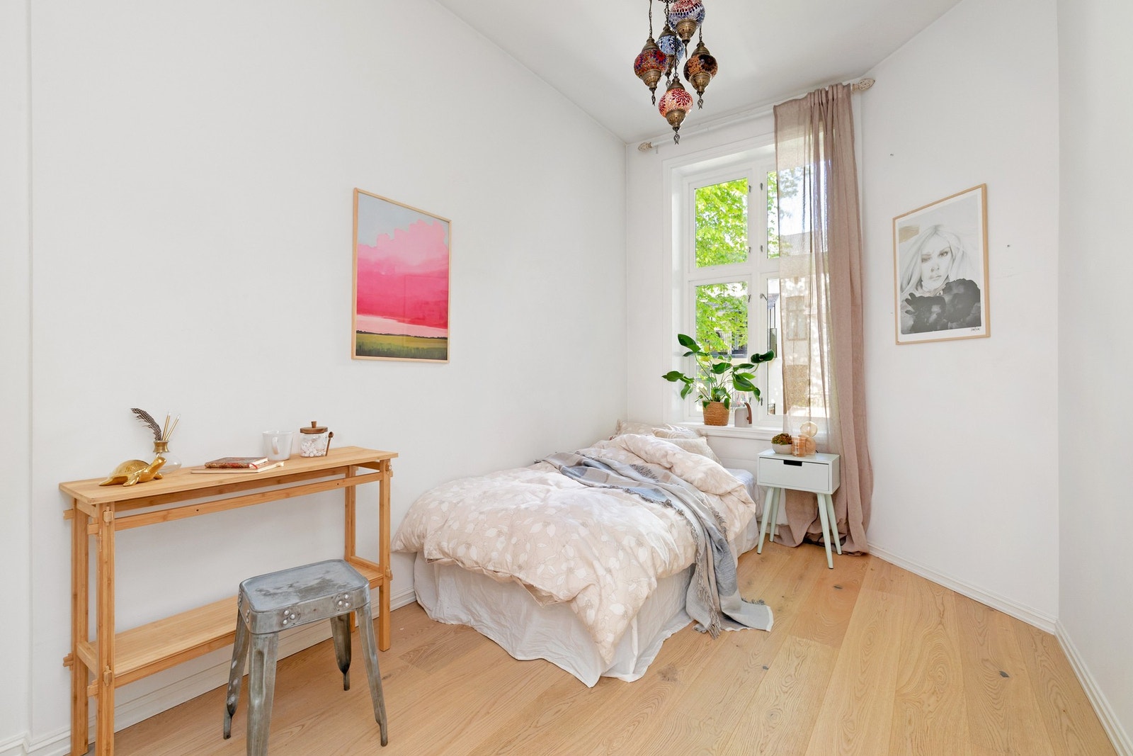 Soverom II er også av god størrelse med plass til dobbeltseng og garderobeløsning. Galleribilde