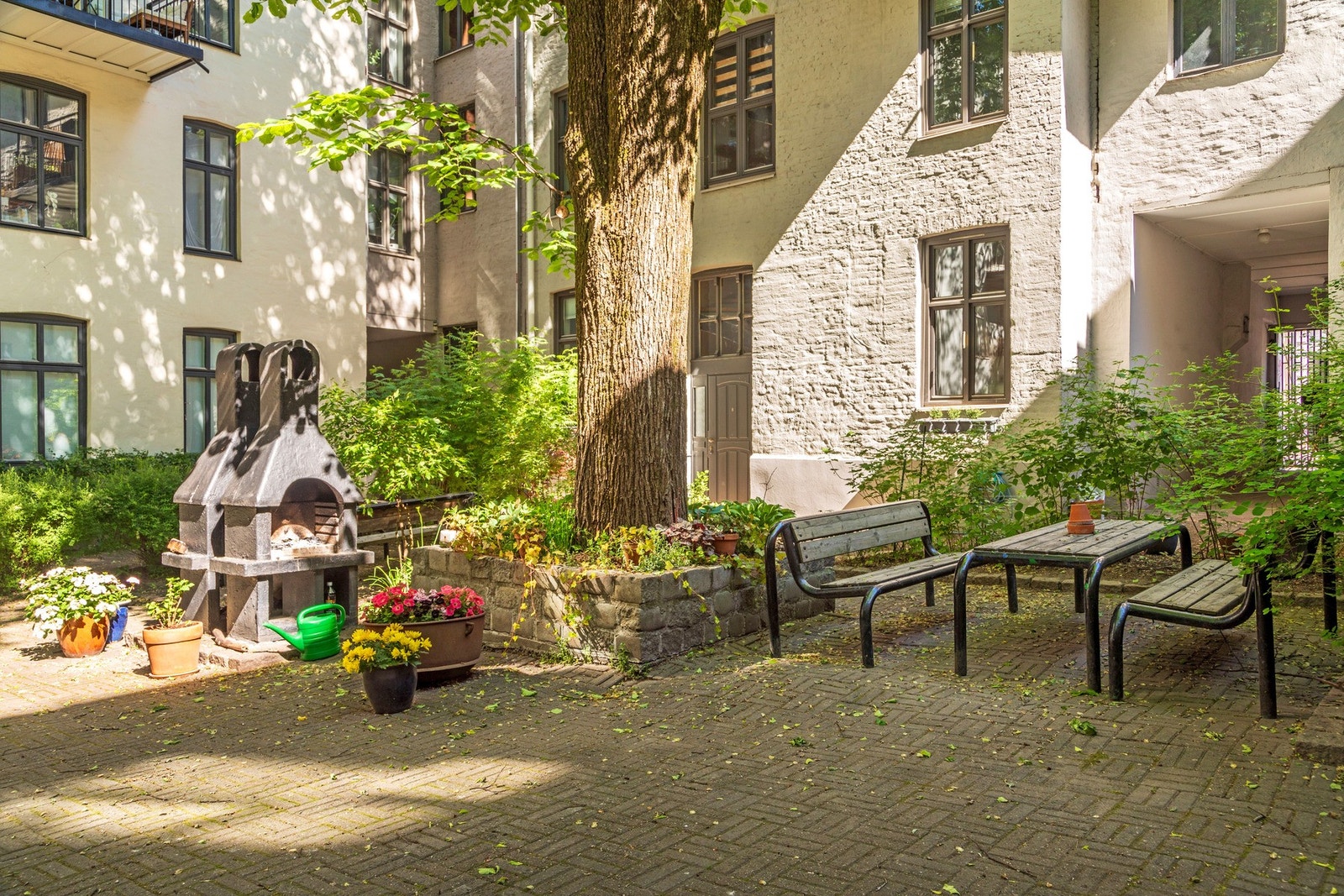 Borettslaget byr på en frodig og skjermet bakgårdsidyll med utepeis, perfekt for sene sommerkvelder. Galleribilde