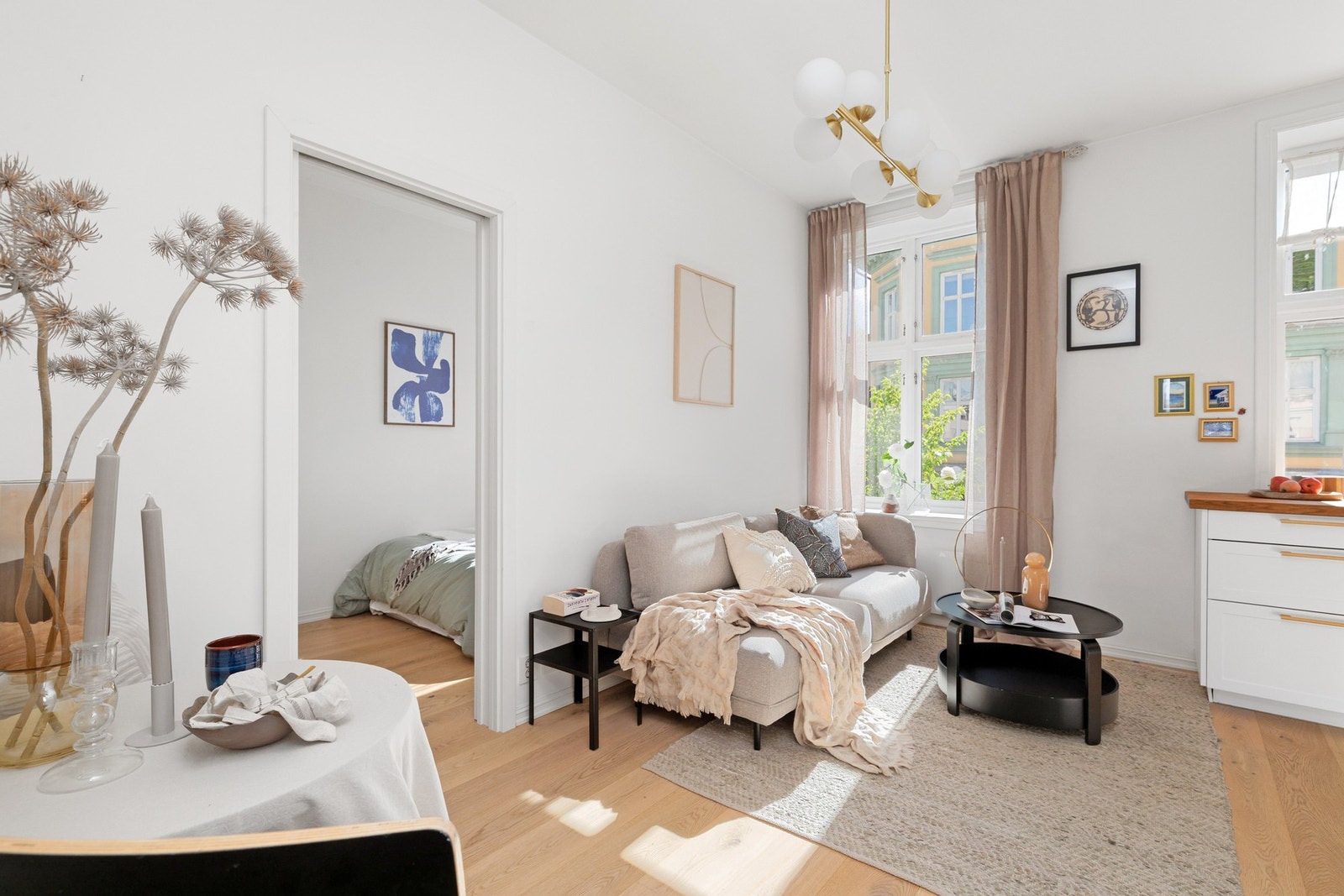 Generøse vindusflater som slipper inn godt med naturlig lys. Galleribilde