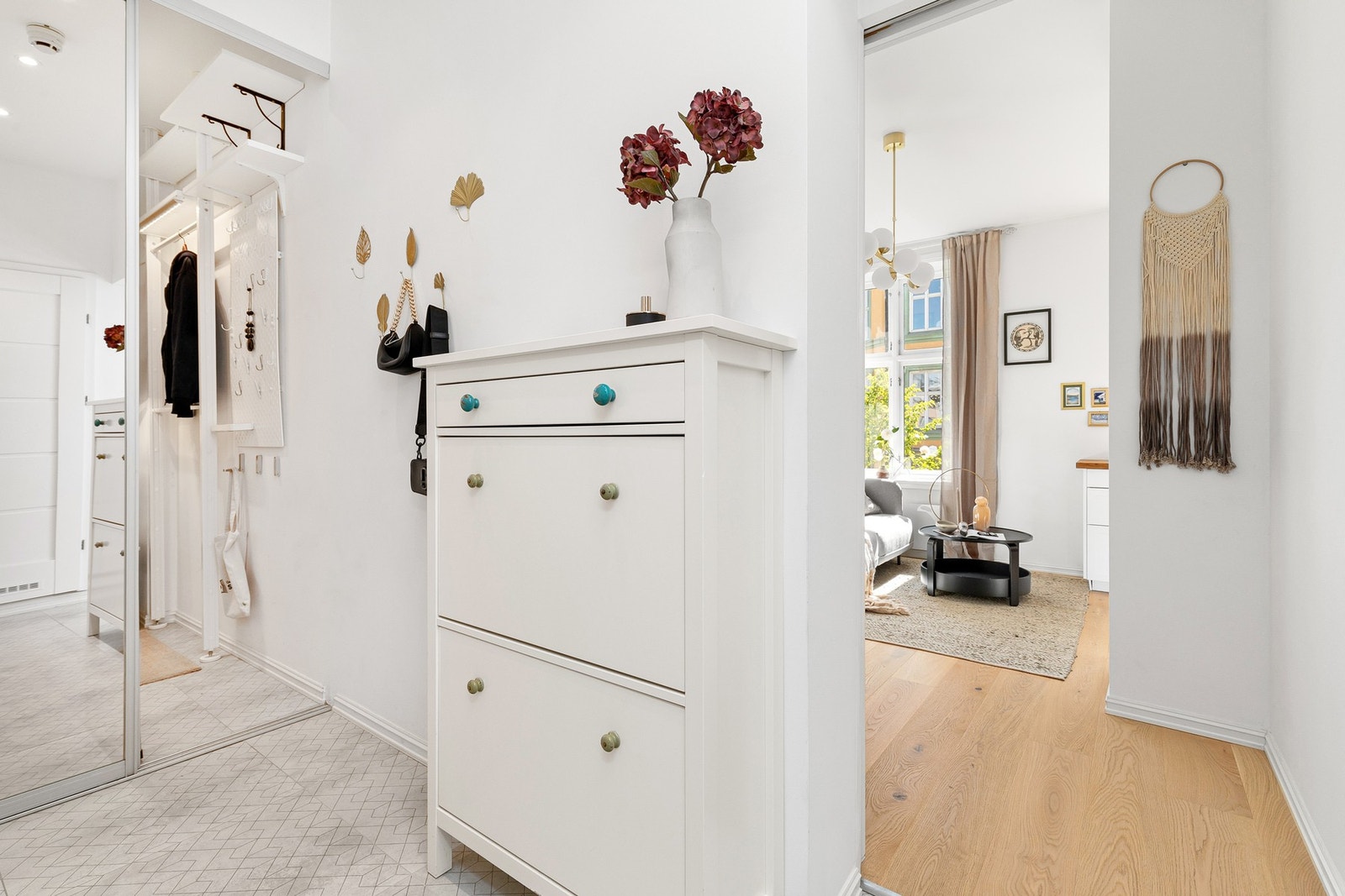 Lys og innbydende entré med plass til å henge fra seg sko og yttertøy. Galleribilde