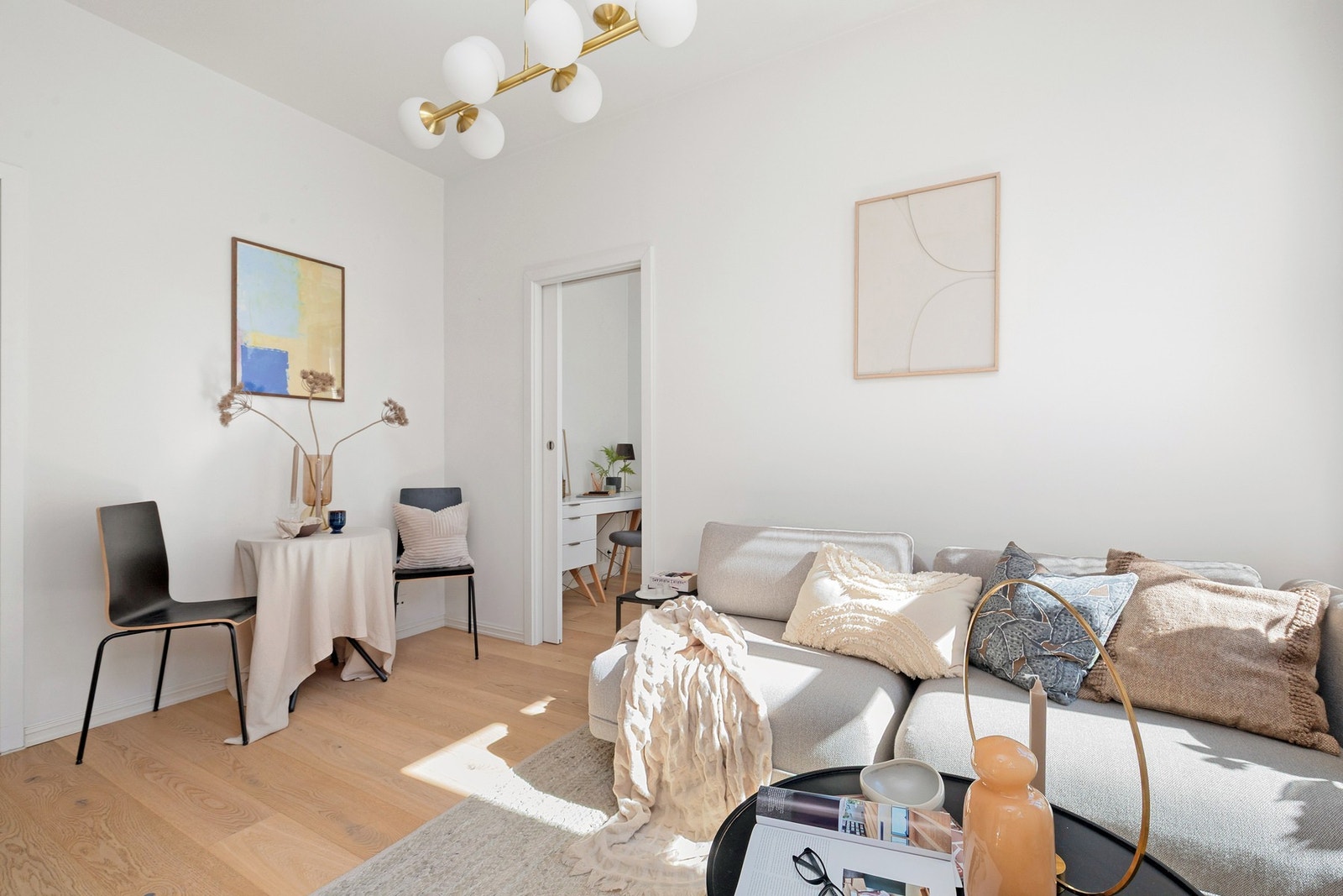 Tiltalende stue med plass til sofagruppe og spisegruppe. Galleribilde