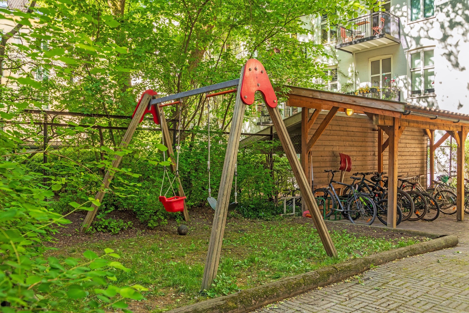 Borettslaget byr på en frodig og skjermet bakgårdsidyll med utepeis, perfekt for sene sommerkvelder. Galleribilde