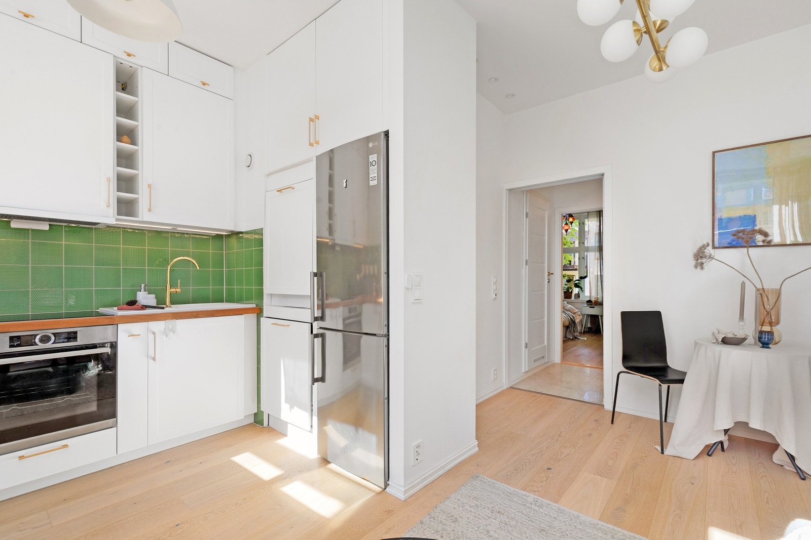 Kjøkkenet har en fin og åpen løsning mot stuen med naturlig plass til spisebord. Galleribilde