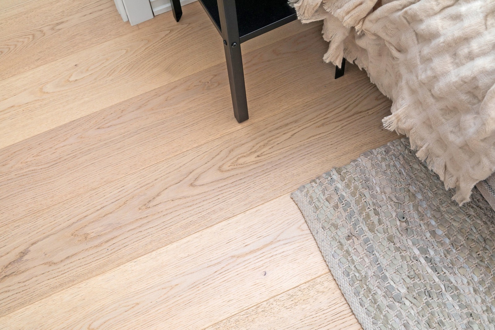 Flott 1-stavs eikeparkett lagt i 2021, Samtidig ble gulv og himlinger i alle rom avrettet. Galleribilde