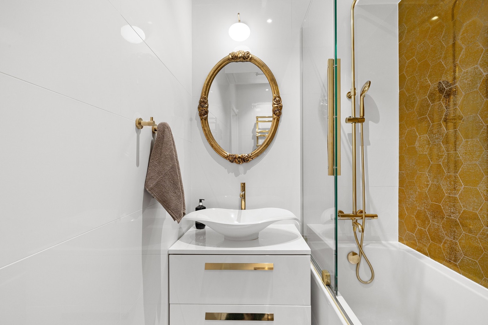 Regnfallsdusj gir den deilige spafølelsen. Galleribilde