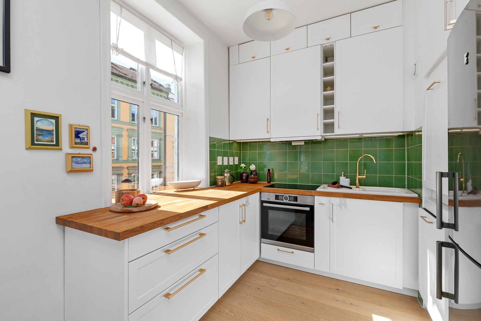 Moderne (2021) og tidsriktig Leroy Merlin kjøkkeninnredning med god benk- og lagringsplass. Galleribilde