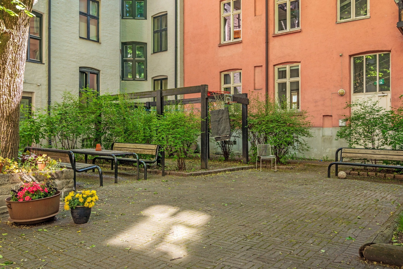 Borettslaget byr på en frodig og skjermet bakgårdsidyll med utepeis, perfekt for sene sommerkvelder. Galleribilde