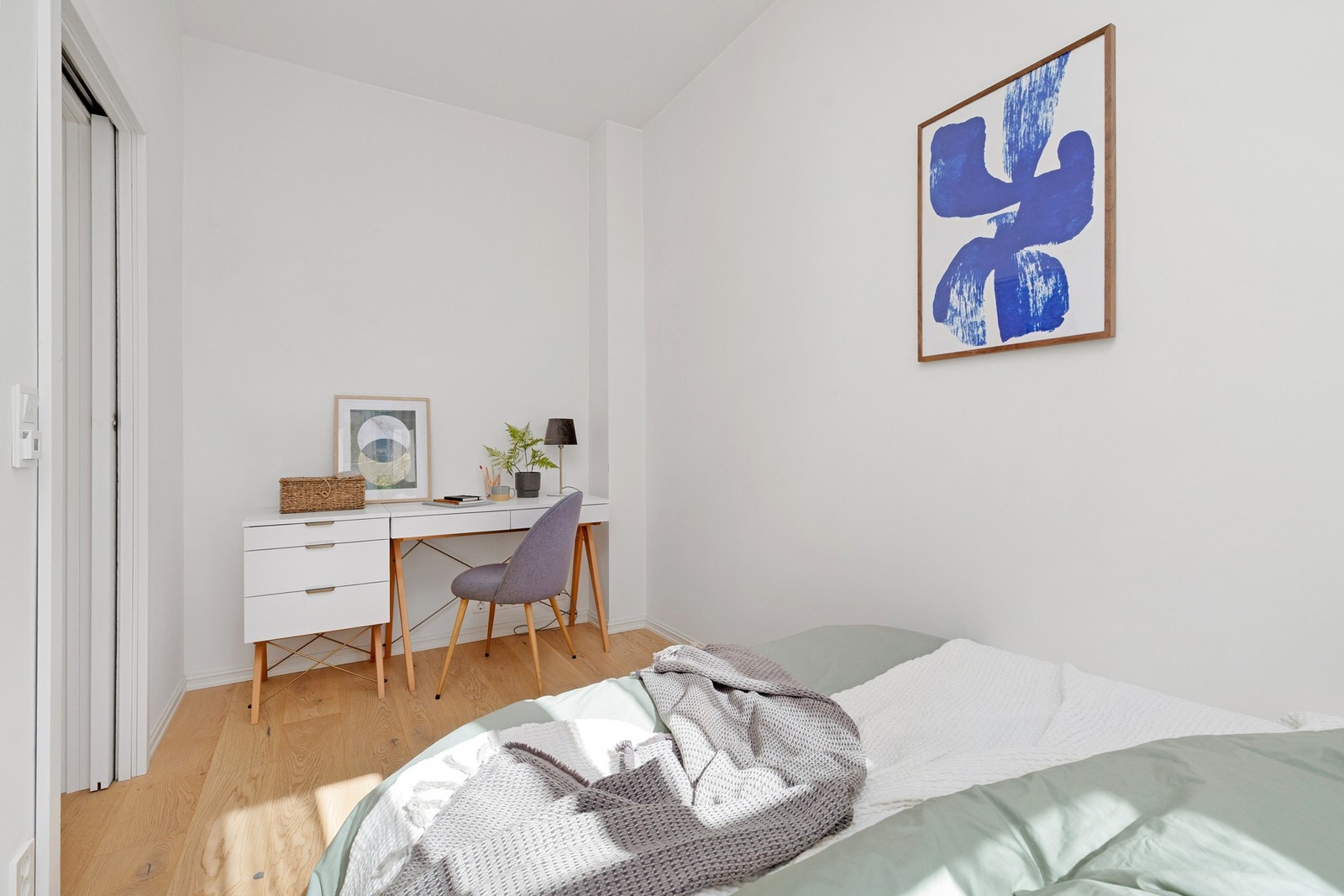 Det er god plass til dobbeltseng, nattbord og ønsket garderobeløsning. Galleribilde