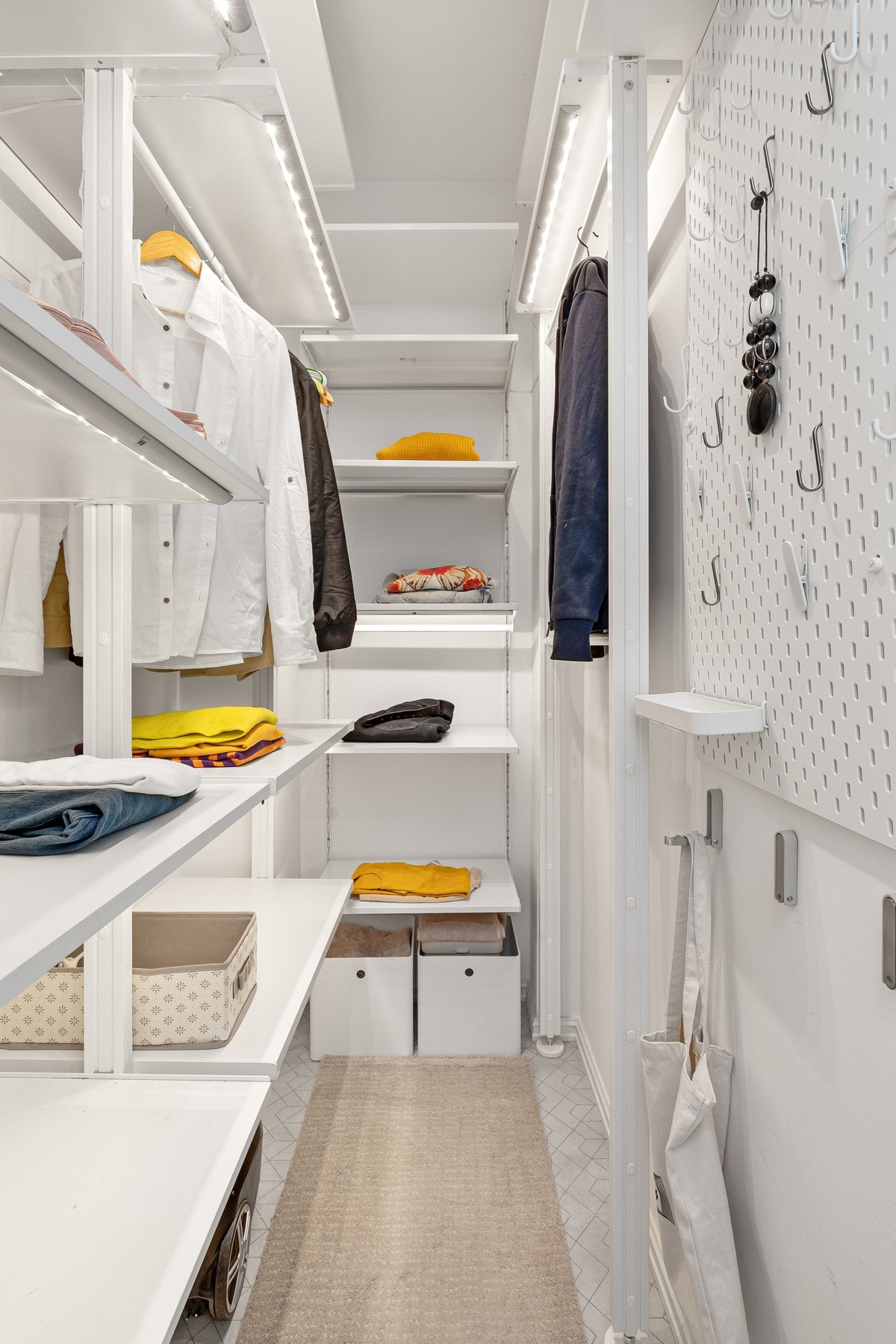 Tilgang til praktisk og romslig omkledningsrom i forbindelse med entréen Galleribilde