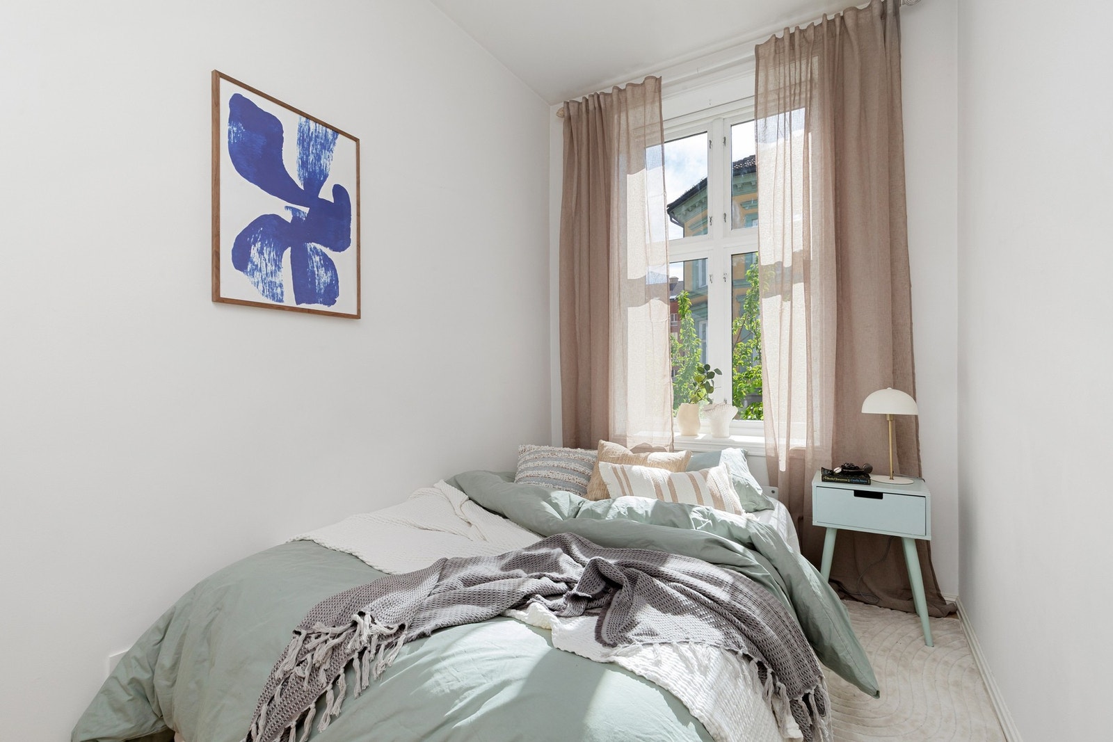 Hovedsoverom er holdt i moderne farge som står i stil med resten av leiligheten. Galleribilde