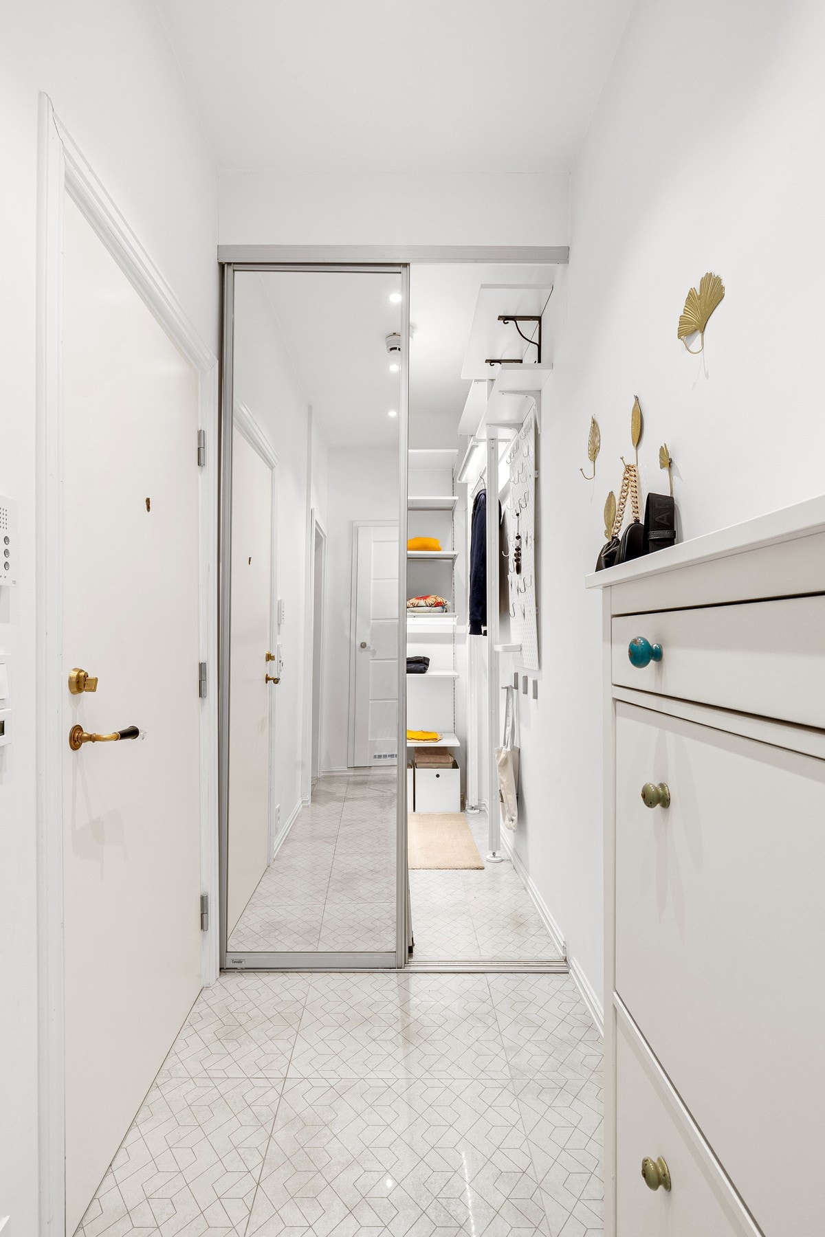 Tilgang til praktisk og romslig omkledningsrom i forbindelse med entréen Galleribilde