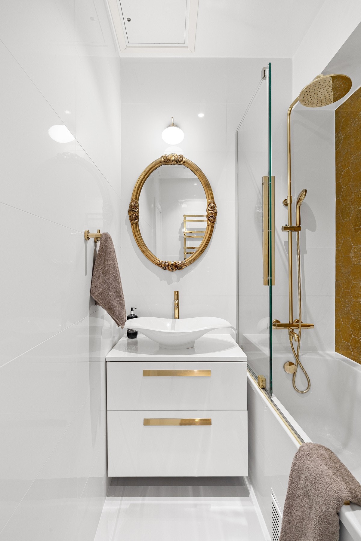 Delikat bad, innredet med smakfulle flisvalg og moderne innredning. Galleribilde