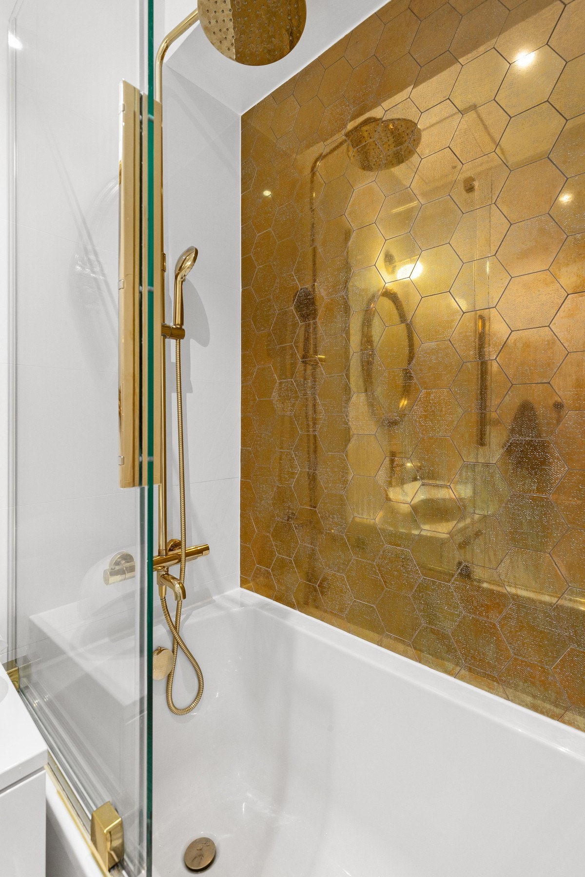 Baderommet ble i likhet med leiligheten påkostet og oppusset i 2021 Galleribilde