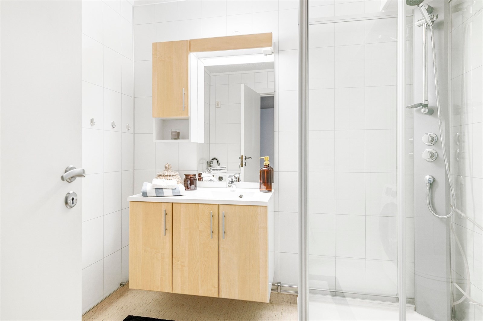 Delikat bad med lyse våtromsplater, lettstelt belegg på gulv med varme og god belysning. Galleribilde