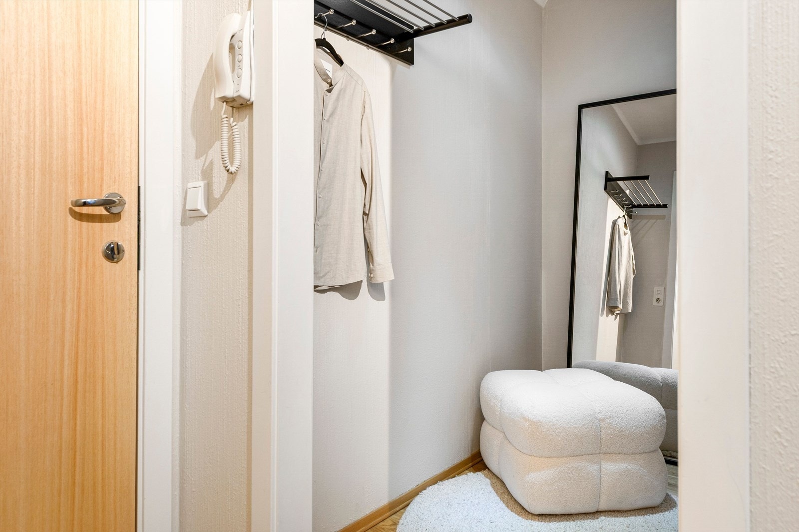 Smart walk-in garderobe ved entre - Her er det god plass til ønsket garderobeløsning. Galleribilde