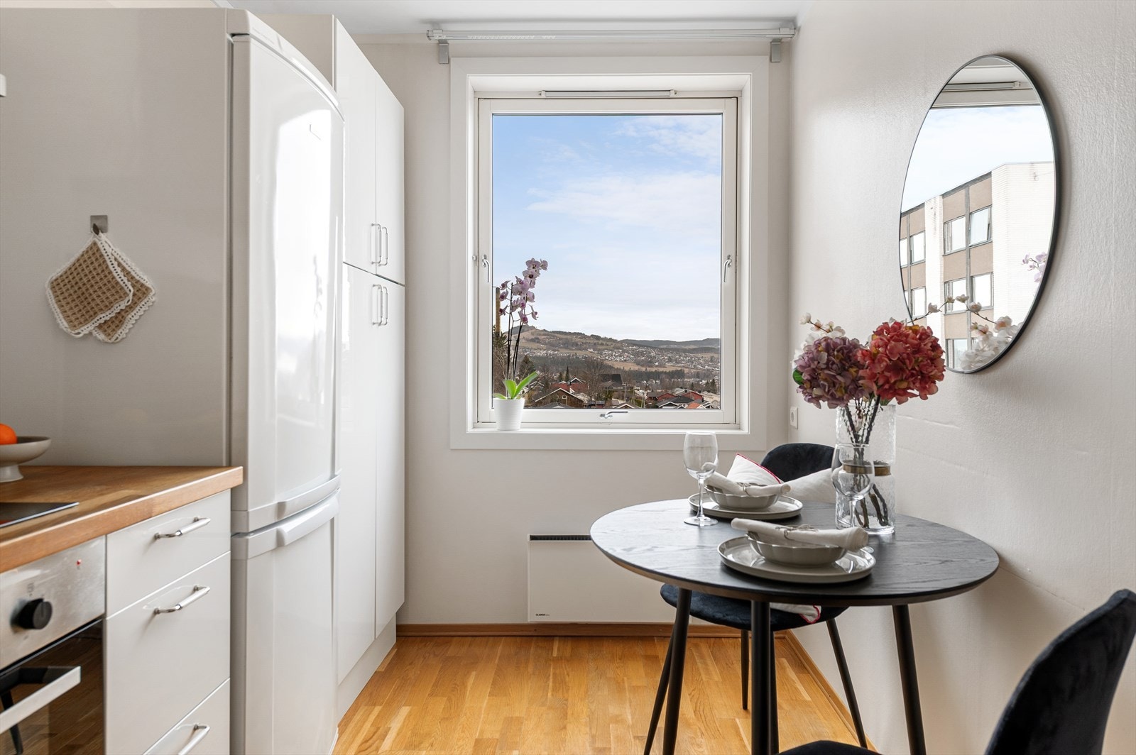 Det er plass til frokostgruppe ved vindu - Godt med naturlig lys inn fra vindusflate. Galleribilde