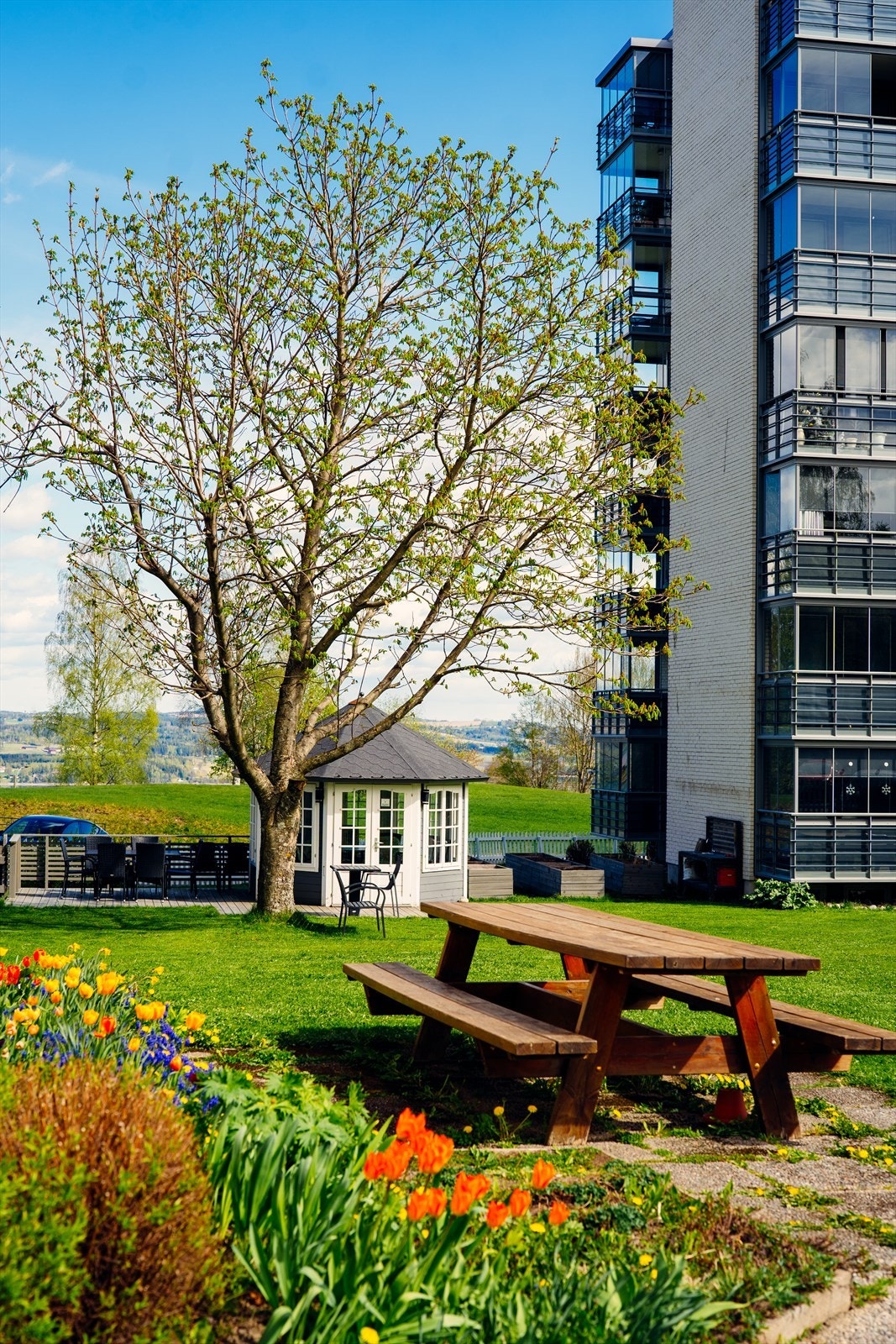 Borettslaget har fantastiske fellesområder med lysthus, utekjøkken, sittegrupper og beplantning. Galleribilde