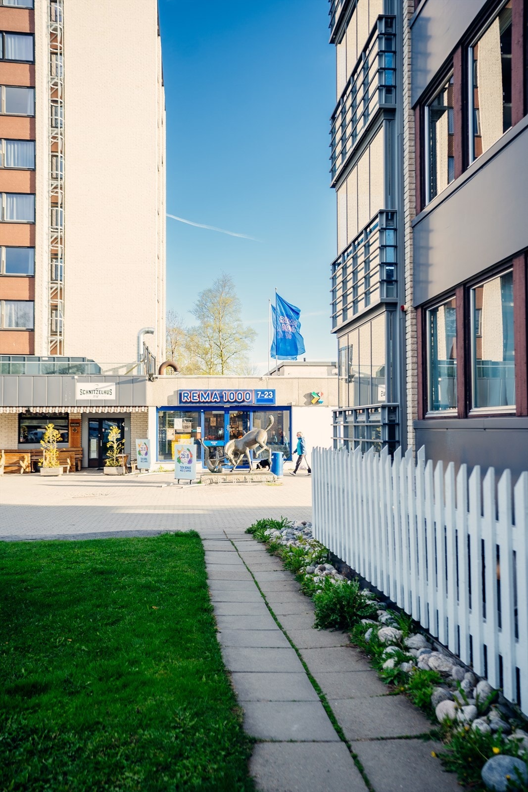 Det er umiddelbar nærhet til dagligvare, buss/kollektivtilbud og flotte turområder. Galleribilde