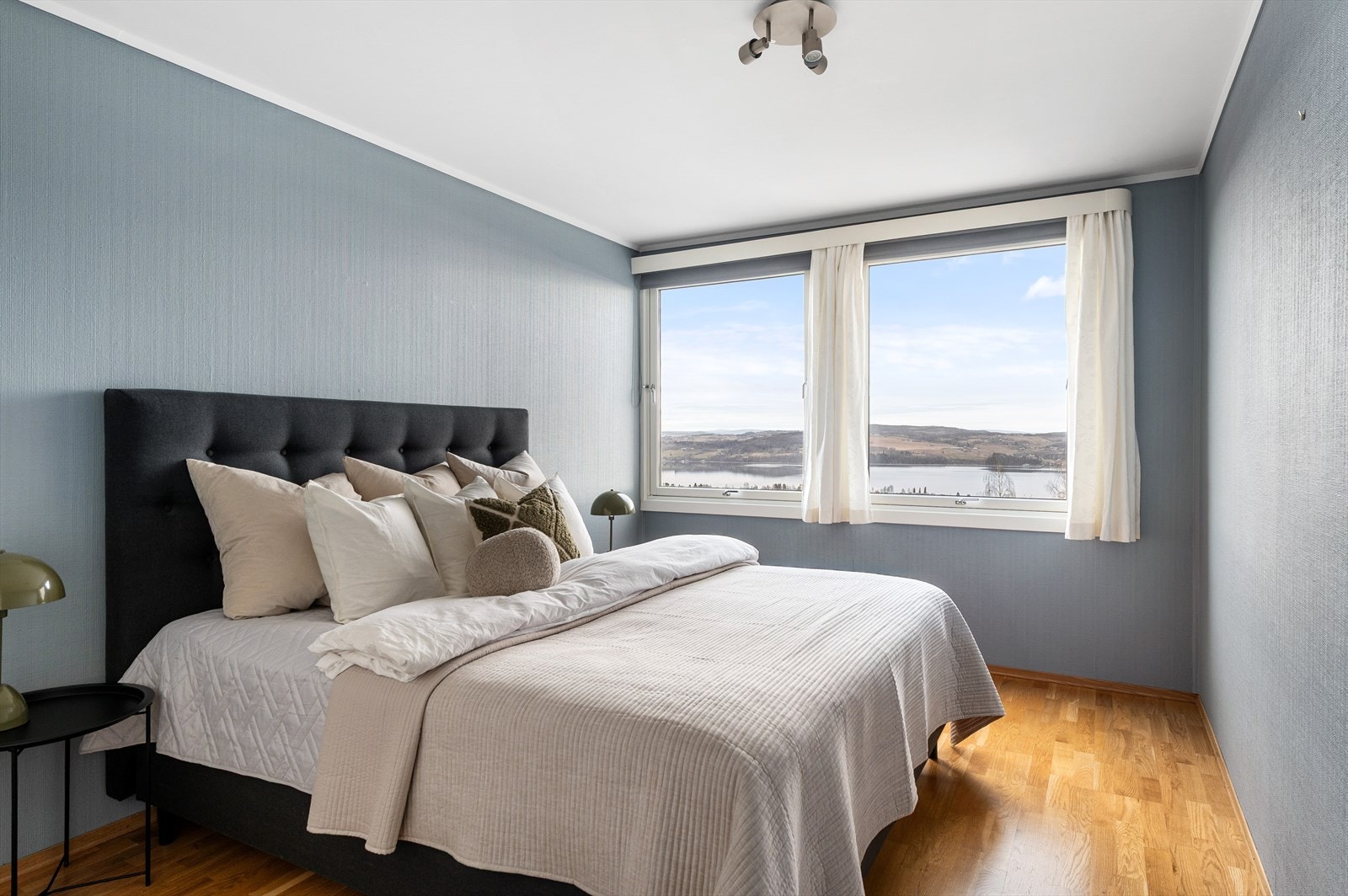 Planløsningen har et romslig soverom med god plass til dobbeltseng og tilhørende møblement. Galleribilde