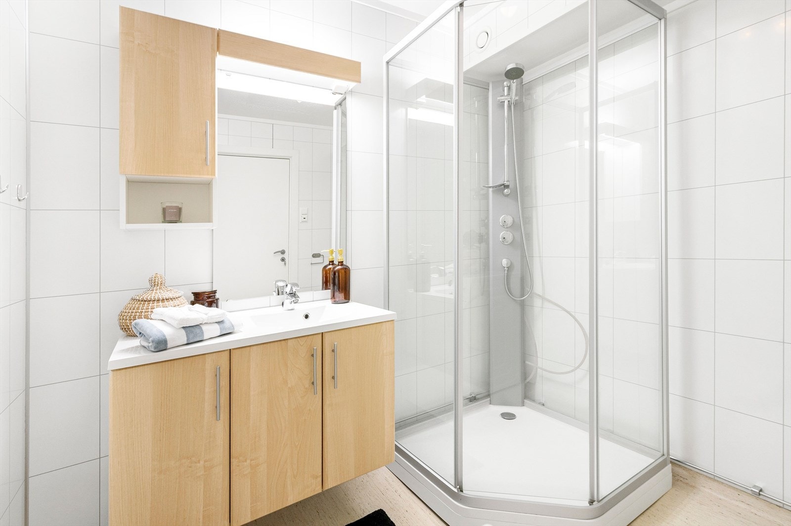 Badet har gulvvarme, dusjkabinett, gulvstående toalett og opplegg for vask/tørk. Galleribilde