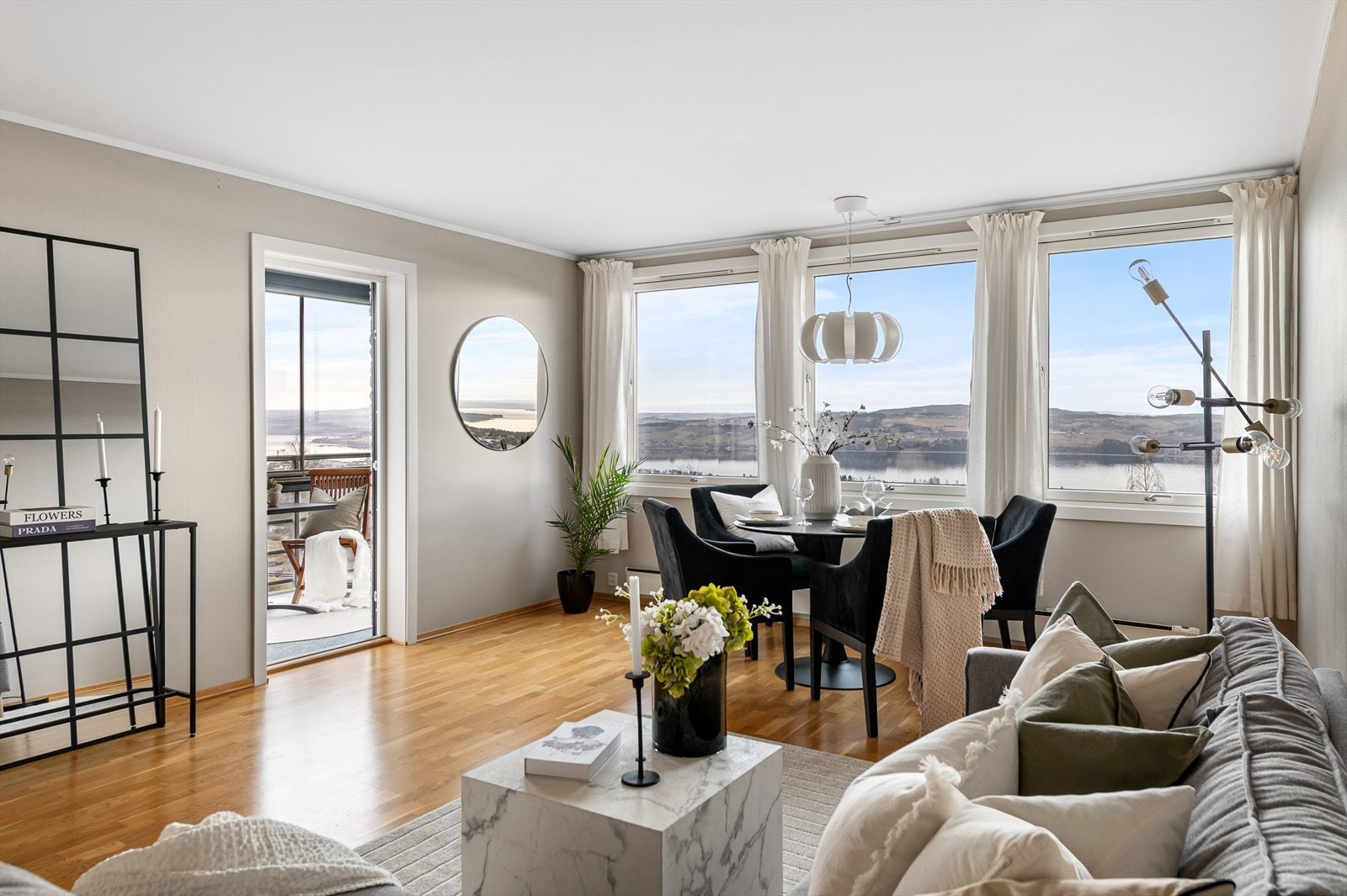 Stuen har tidsriktig fargevalg, store vindusflater og rikelig med naturlig lys. Galleribilde