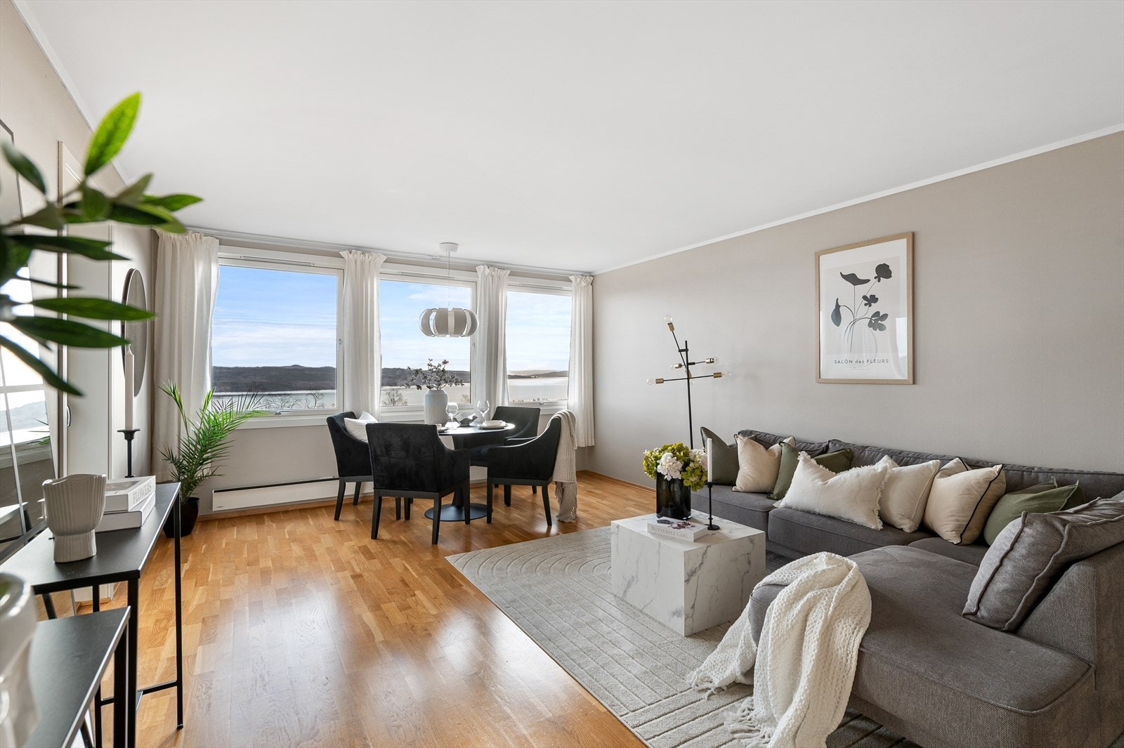 Legg merke til hvordan den store stuen deles i ulike møbelsoner. Galleribilde