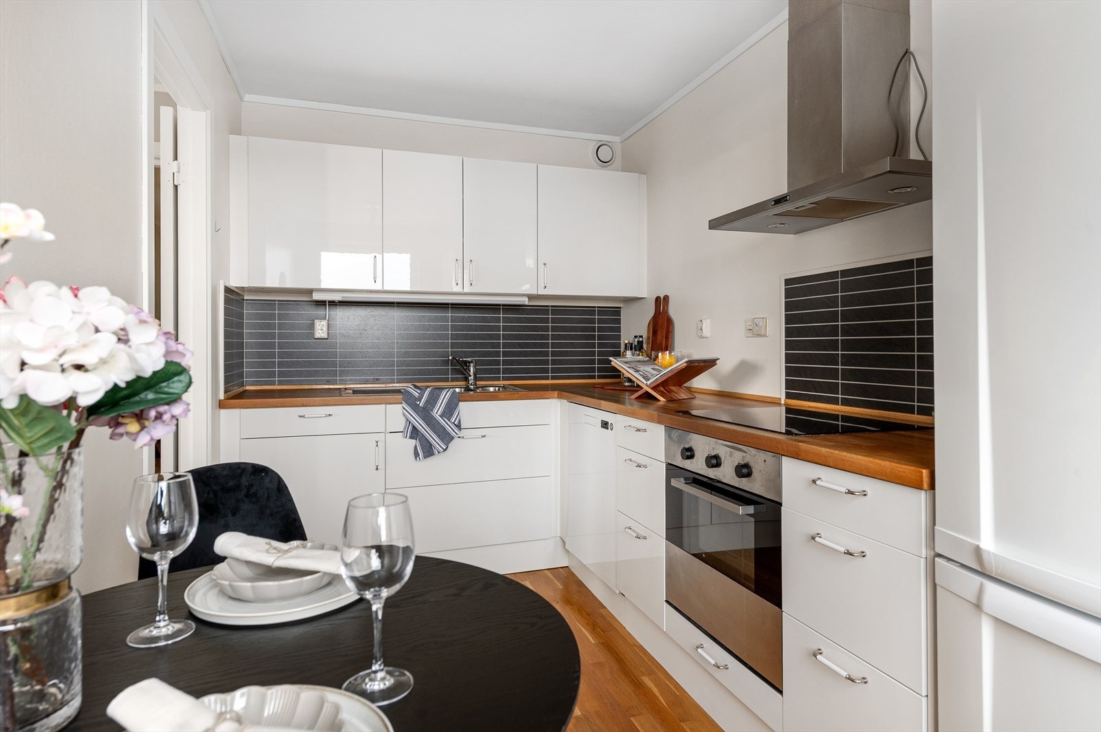 Kjøkkenet byr på godt med skap- og benkplass. Galleribilde