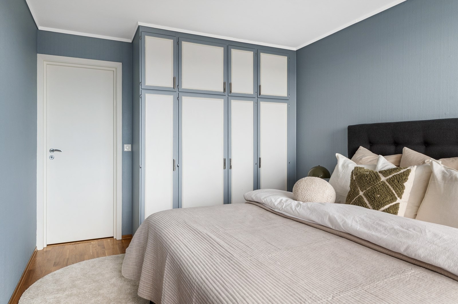 Plassbygd garderobeskap med god lagringsplass for tøy og sko. Galleribilde